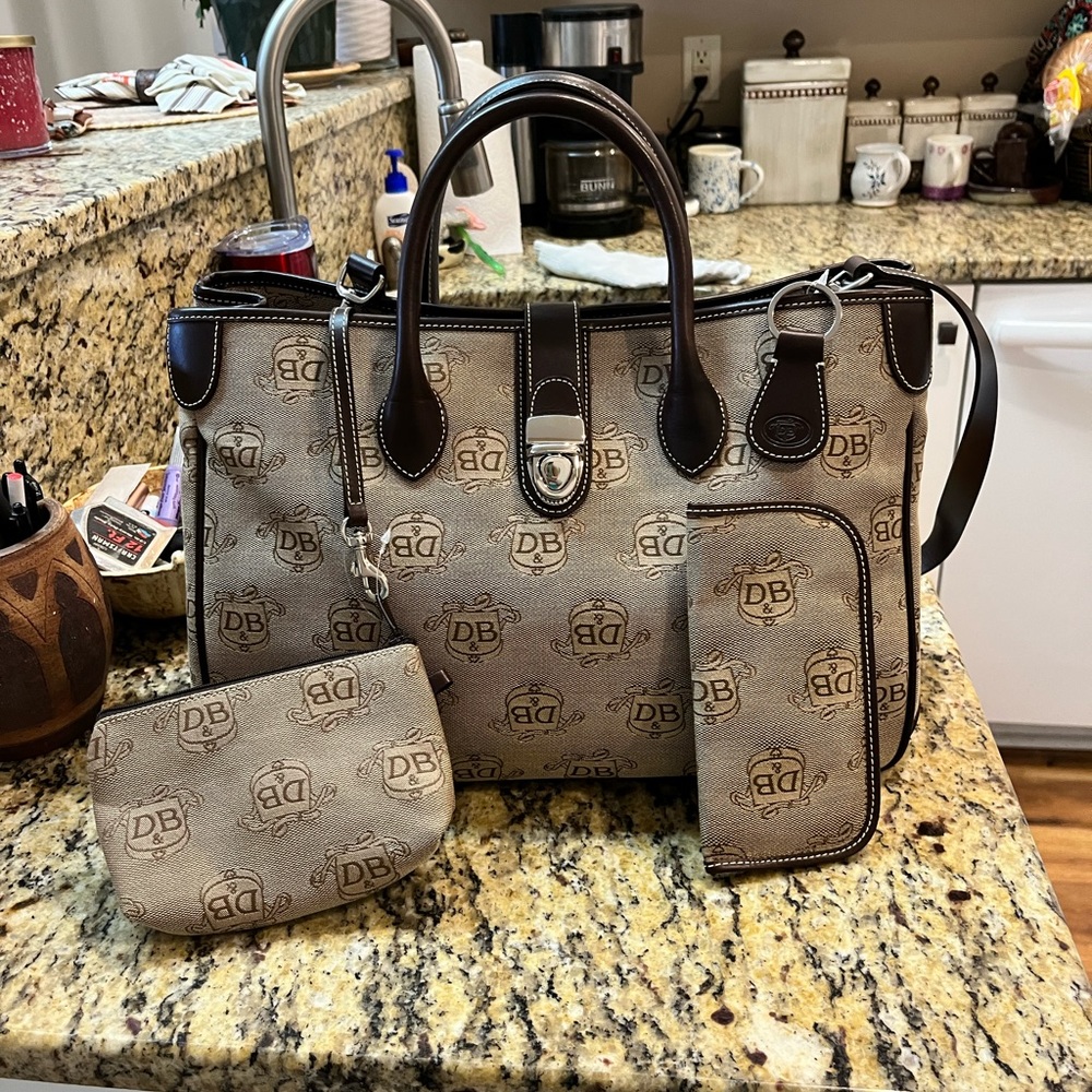 NWOT Dooney&Bourke Handbag with matching glass case, wristlet and key ring 10X16